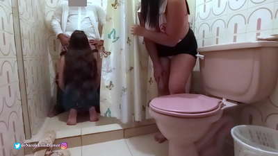 மருத்துவமனையின் குளியலறையில் நோயாளியைக் குடுத்துவதை செவிலியர் கண்டுபிடித்துள்ளார்